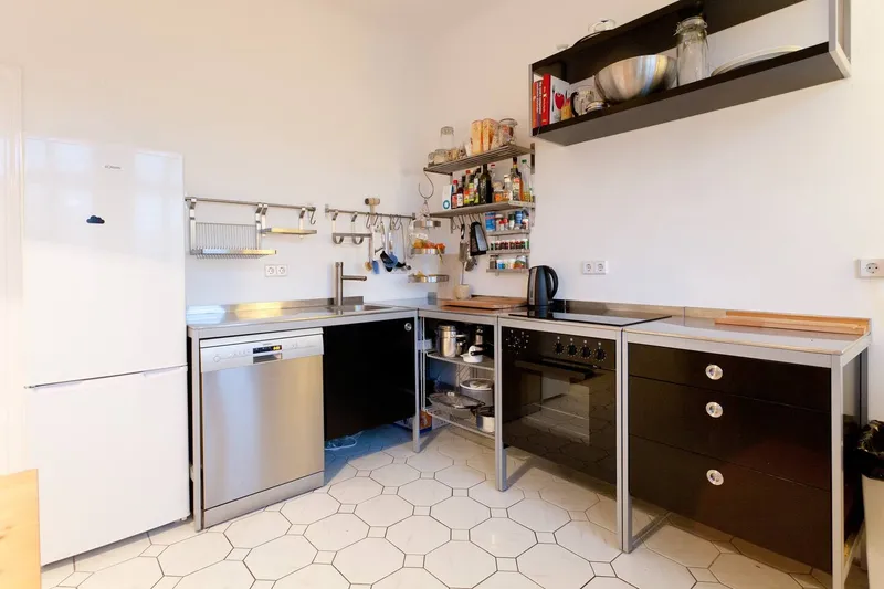 Geschmackvolle Wohnung mit dreieinhalb Räumen und Einbauküche Befristet auf 3.5 Jahre — photo 1